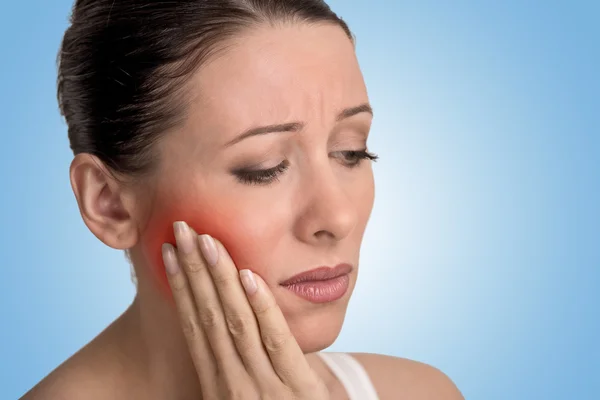 Mulher com dor de dente sensível problema coroa — Fotografia de Stock