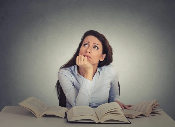 Molesto, aburrido, cansado, mujer, estudiante divertido sentado en el escritorio —  Fotos de Stock