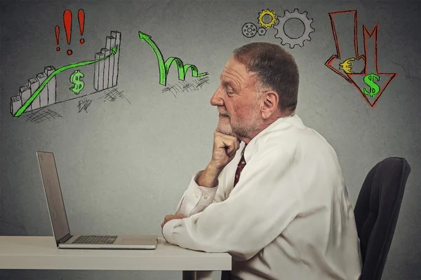 Senior business man working on computer — Stock Photo, Image