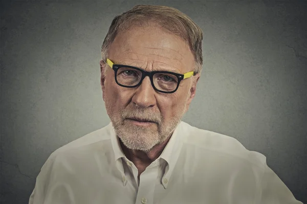 Senior elderly skeptical man with eyeglasses — Stockfoto