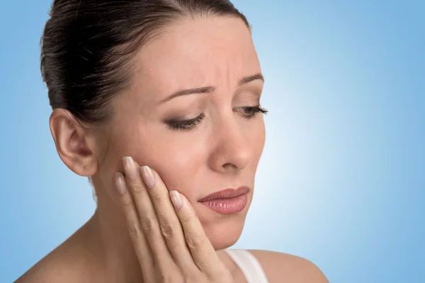Žena s problémem koruny bolesti citlivých zubů — Stock fotografie