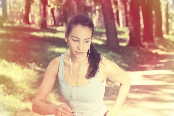 Donna che corre nella foresta estiva — Foto Stock