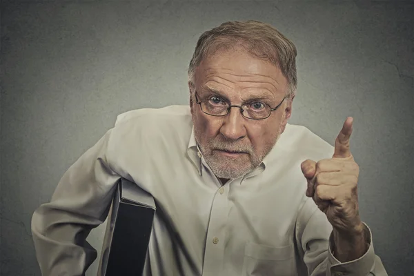 Wütender Senior zeigt mit dem Finger auf jemanden — Stockfoto