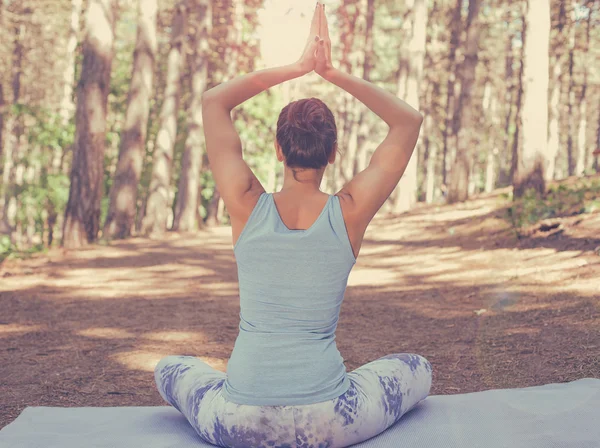 Dziewczyna medytuje ćwiczenia w parku leśnym — Zdjęcie stockowe