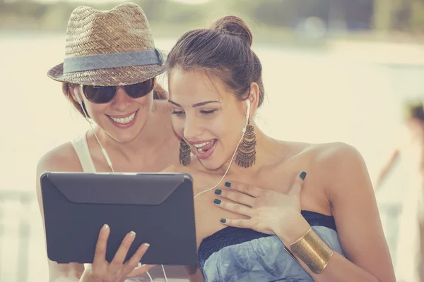 Szczęśliwe kobiety zaskoczyło dzielenie mediów społecznych wiadomości na komputerze podkładka — Zdjęcie stockowe