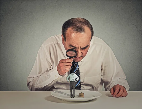 Boss skeptically looking at employee through magnifying glass — Stock Photo, Image