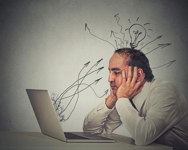 Angespannter Mann mittleren Alters arbeitet in seinem Büro am Computer — Stockfoto