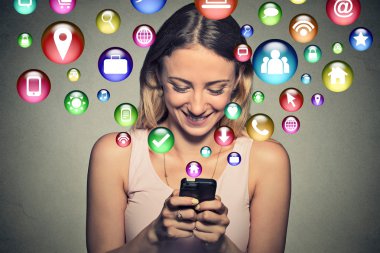 Mutlu genç kadın manifatura smartphone kullanarak 