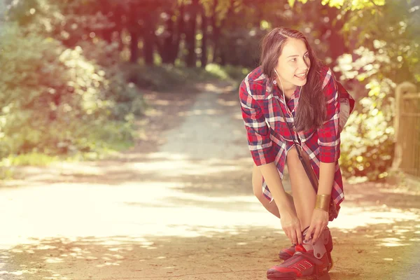 Pattinaggio femminile nel parco estivo primaverile — Foto Stock