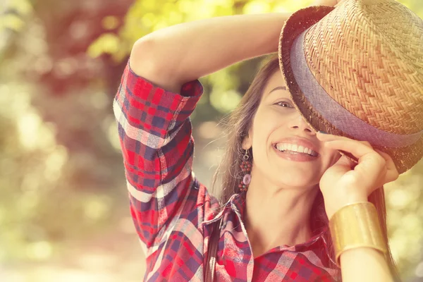 Mujer feliz disfrutando del día de verano divirtiéndose en el parque — Foto de Stock