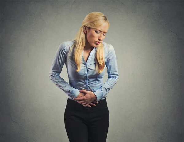 Mujer que sufre de dolor severo en la barriga —  Fotos de Stock