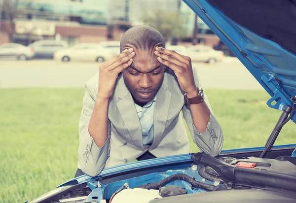 Fiatal stresszes férfi, akinek gondja van a törött autójával. — Stock Fotó
