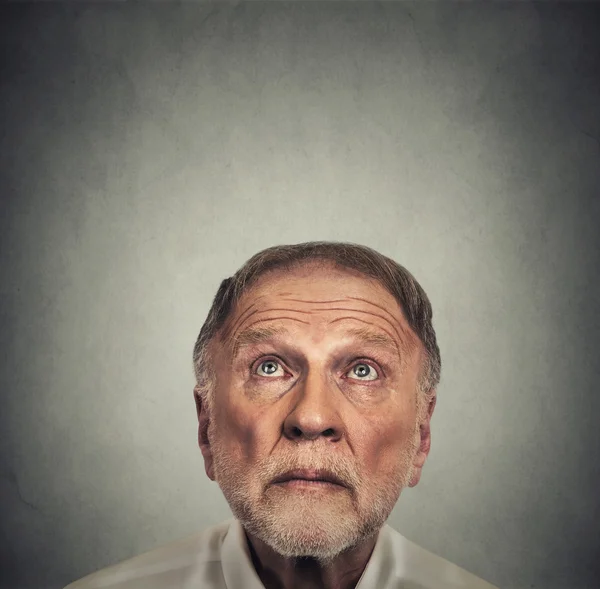 Headshot elderly man looking up — Stockfoto