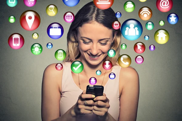 Mutlu genç kadın manifatura smartphone kullanarak 