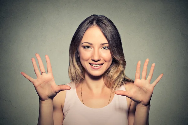 Feliz joven mujer haciendo cinco veces gesto signo con las manos —  Fotos de Stock