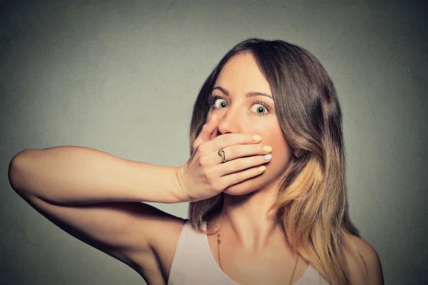 Spaventata giovane donna che copre con mano la bocca — Foto Stock