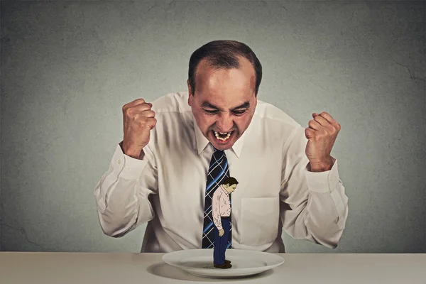 Nahaufnahme Porträt frustriert wütender Mann Chef schreit kleine verängstigte Geschäftsmann Mitarbeiter — Stockbild Wütender Mann schreit verängstigten Geschäftsmann-Mitarbeiter an — Stockfoto