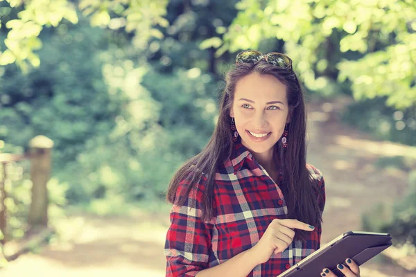Attraente donna casuale felice utilizzando pad pc mobile — Foto Stock