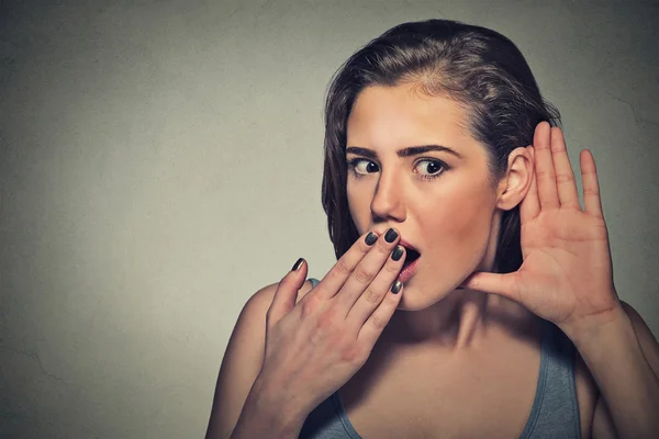 Здивована носова жінка з рукою на вухо жест слухаючи — стокове фото