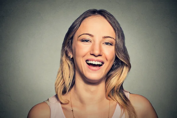 Bela sorrindo mulher rindo — Fotografia de Stock