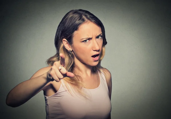 Retrato de una joven enojada gritando — Foto de Stock