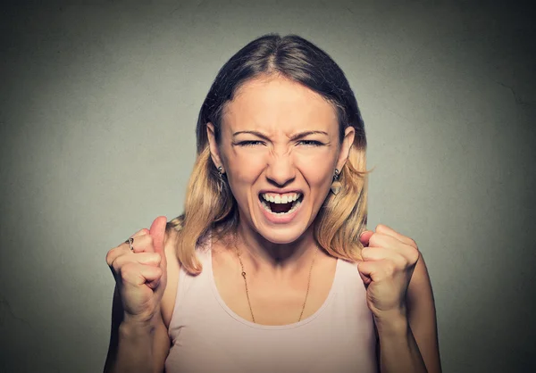 Porträt einer jungen wütenden Frau, die schreit — Stockfoto