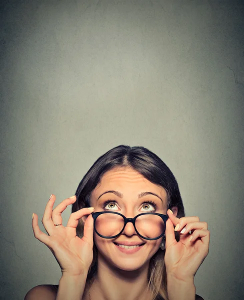 Lächelnde Frau mit Brille und schwarzem Rahmen, die nach oben schaut — Stockfoto