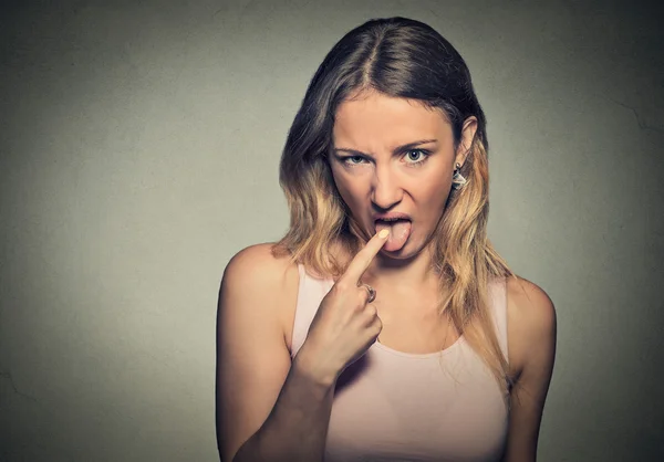 Kadın, kızgın, sinirli parmağını boğazına yapışmasını kadar beslenen — Stok fotoğraf