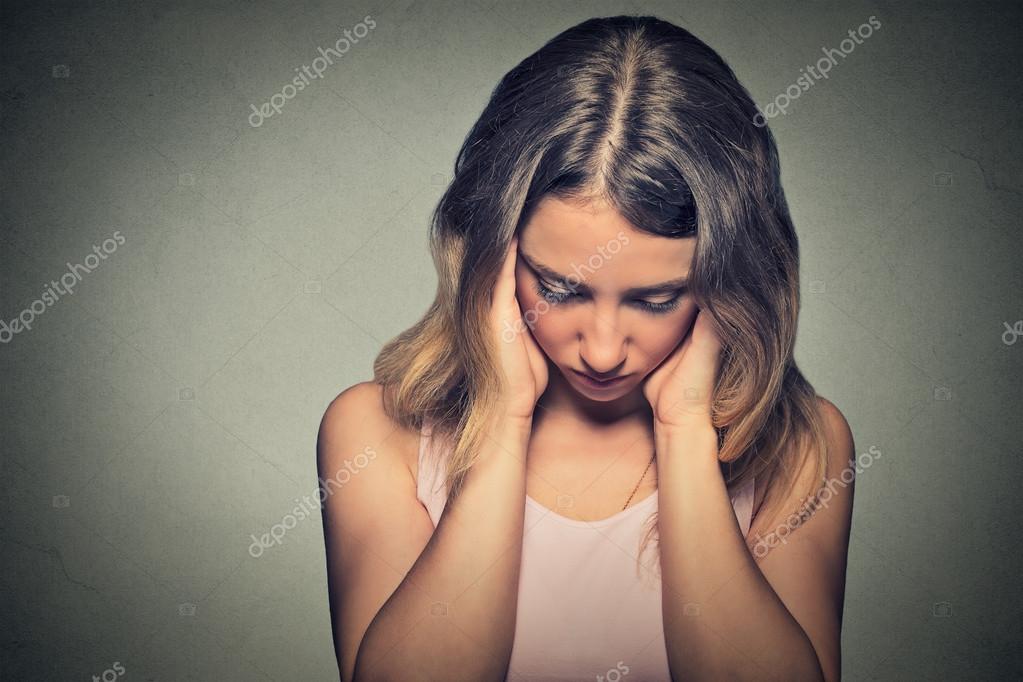 Foto de Retrato Do Perfil De Uma Jovem Mulher Sozinha Menina Triste Na  Natureza Pensar Algo e mais fotos de stock de Adolescência - iStock