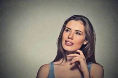 ararken düşünerek mutlu güzel kadın 