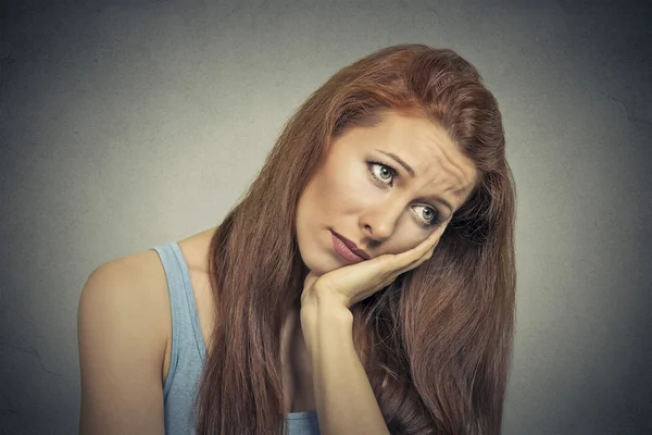 Headshot de mulher jovem triste — Fotografia de Stock