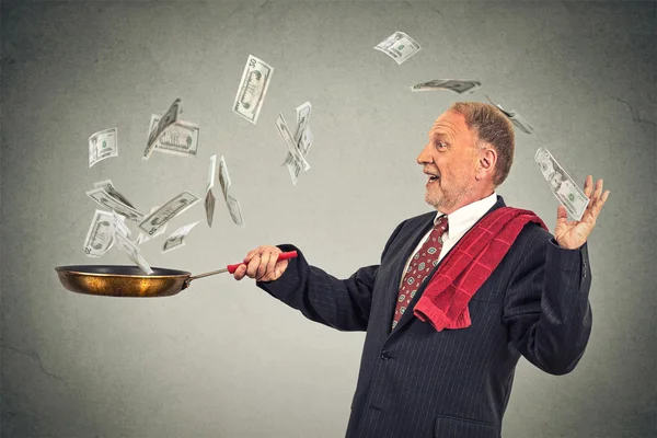Щасливий старший літній бізнесмен жонглює грошові долари — стокове фото