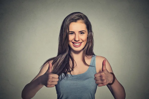 Estudante universitária feliz mostrando polegares para cima — Fotografia de Stock