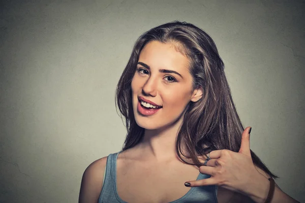 Joven mujer haciendo una llamada me signo y sonriendo —  Fotos de Stock