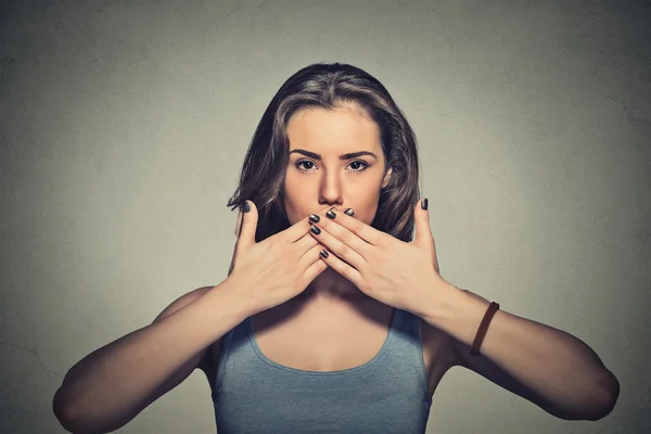 Young woman covering with hands her mouth — Stock fotografie