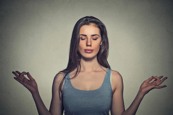 Retrato mujer hermosa meditando con los ojos cerrados — Foto de Stock