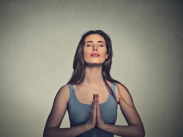 Mujer meditando con los ojos cerrados —  Fotos de Stock