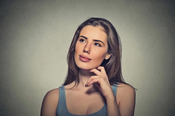 Glückliche schöne Frau, die aufschaut — Stockfoto