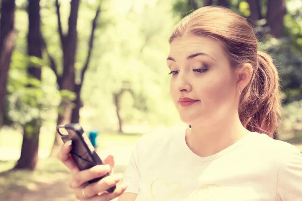 Molesto escéptico infeliz mujer seria hablando mensajes de texto en el teléfono — Foto de Stock