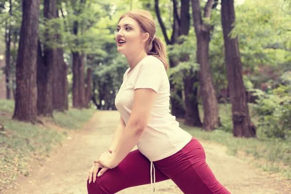 Fitness woman stretching exercises on fresh air — ストック写真