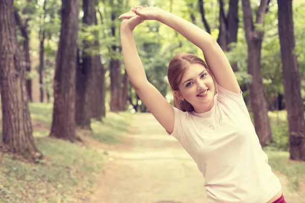 Fitness woman stretching exercises on fresh air — Stockfoto