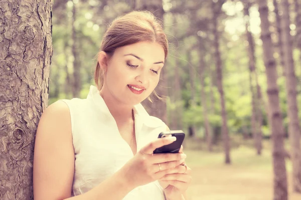 Feliz, alegre, joven mujer emocionada por lo que ve en los mensajes de texto del teléfono celular — Foto de Stock