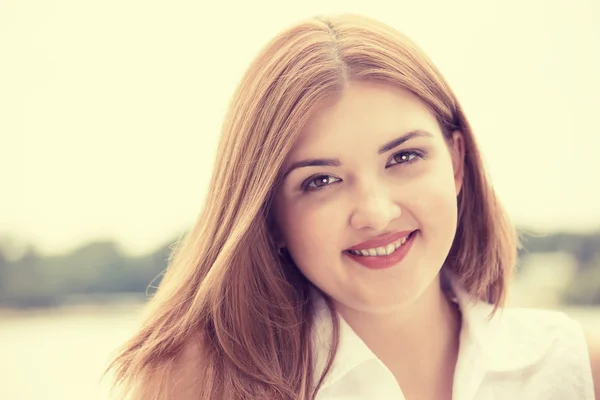 Portrait summer young girl outdoors — Stockfoto