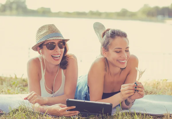 Two funny happy young women friends enjoying summer day outdoors — Stock Photo, Image