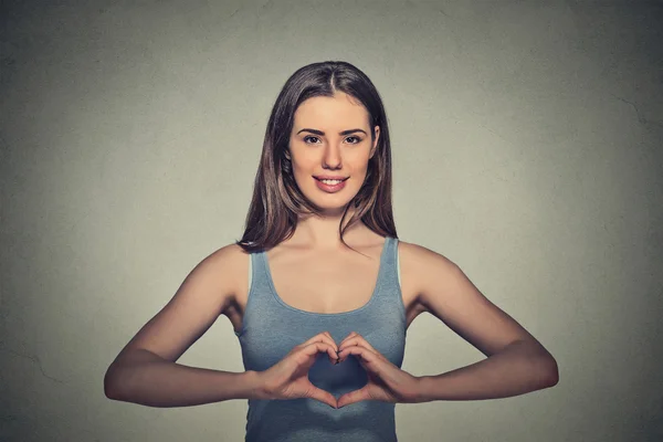 Šťastná mladá žena dělat srdce znamení s rukama — Stock fotografie