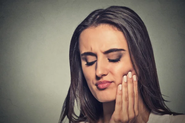 Mulher com dor de dente sensível problema coroa — Fotografia de Stock