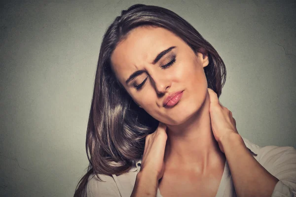 Mujer cansada masajeando su doloroso cuello — Foto de Stock