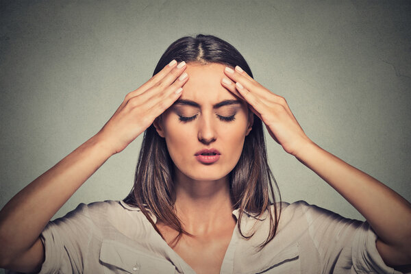 стресс грустной молодой женщины с закрытыми глазами, имеющие плохой день
