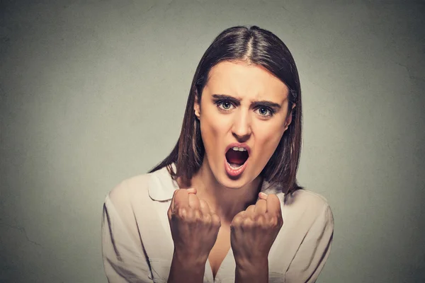 Arrabbiato donna frustrata urlando — Foto Stock