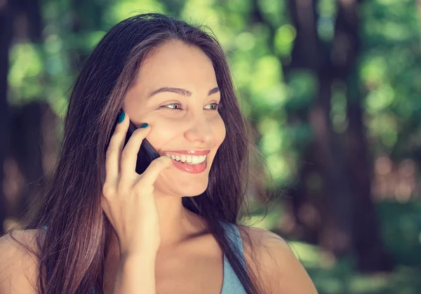 Porträtt ung vacker kvinna pratar på mobiltelefon. — Stockfoto